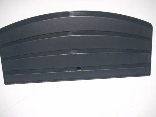 Schwarzer, flacher Deckel mit parallel verlaufenden Rillen, geeignet für Remeha-Produkte. Der Deckel hat eine Öffnung an der unteren Kante.